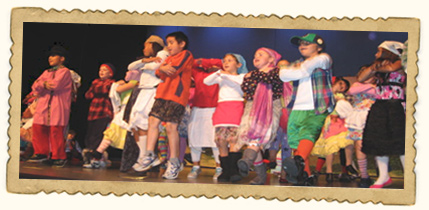 Children on stage at THEATERWEEK