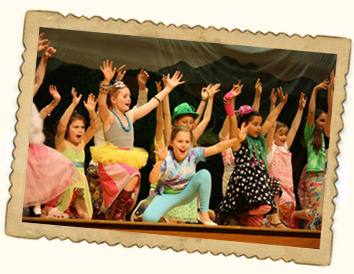 Children on stage at THEATERWEEK